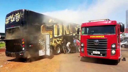 Ônibus de banda tem princípio de incêndio em oficina