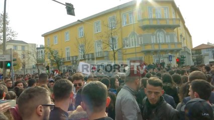Report TV - Protesta e studentëve, vezë e bidona drejt Ministrisë së Arsimit