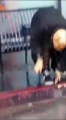 Une femme tartinée au beurre de cacahuètes