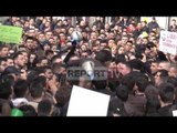 Report Tv-Incident në protestë, studentët i heqin megafonin dhe largojnë pedagogun e lëvizjes