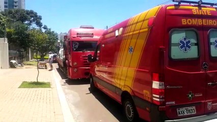 Jovem fica ferido enquanto descarregava caminhão com porcelanato