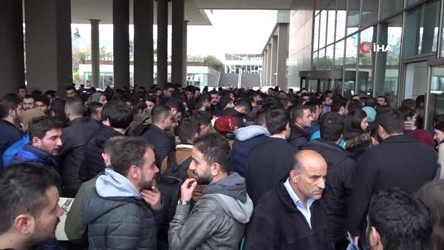 222 Kişilik İş İçin Uzun Kuyruklar Oluştu