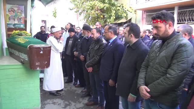 İzmir Kaçak Elektrik Kontrolünde Kalp Krizi Geçirerek Ölen Kadın Toprağa Verildi