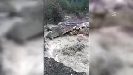 Şiddetli Yağış Nedeniyle Menfez Köprü Çöktü