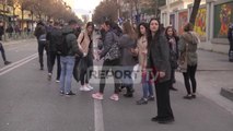 Studentët pastrojnë mbeturinat te Ministria e Arsimit pas mbylljes së protestës