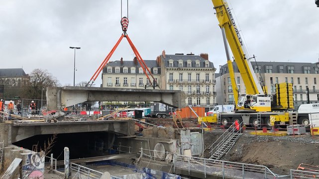 Démontage impressionnant de la dalle au dessus du canal Saint-Felix près de la gare SNCF