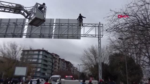 İntihara Kalkışan Adam, Kalabalığın Toplandığını Görünce Fener Kümeye Galatasaray Şampiyon Diye Bağırmaya Başladı