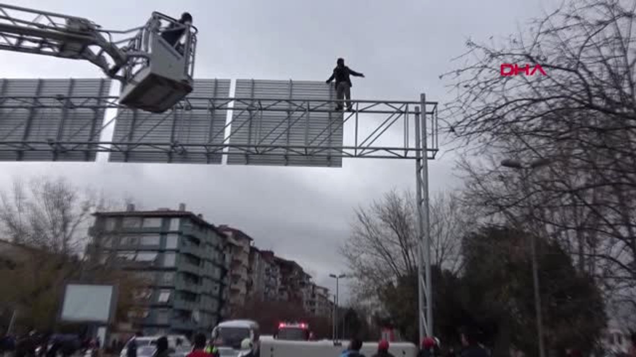 İntihara Kalkışan Adam, Kalabalığın Toplandığını Görünce "Fener Kümeye Galatasaray Şampiyon" Diye Bağırmaya Başladı