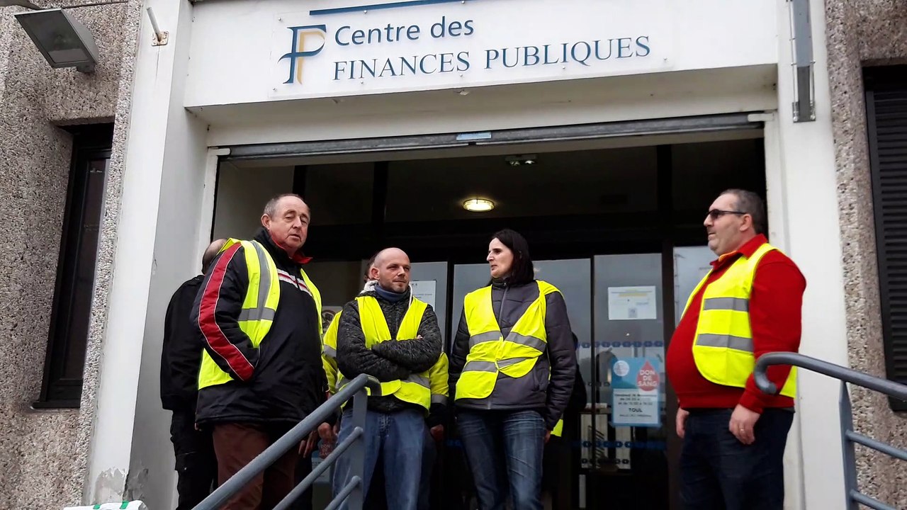 Les gilets jaunes bloquent le centre des finances de Toul