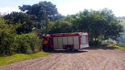Bombeiros são chamados para controlar incêndio em vegetação