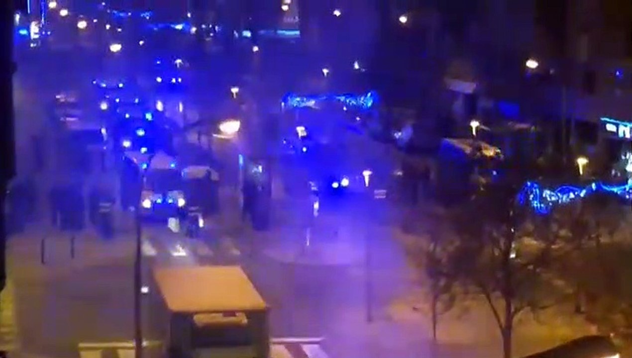 Escenas de violencia callejera en Terrassa (Barcelona) con los Mossos cargando