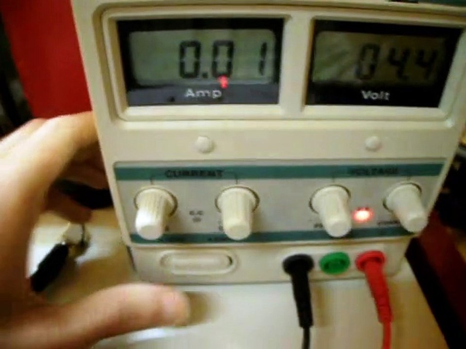 Interruptor electrónico com 74HC107 em placa de ensaio