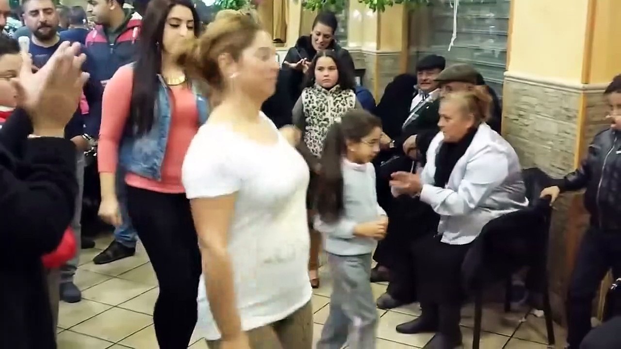 Taytlı kızlardan muhteşem dans