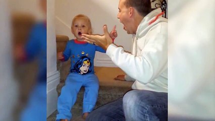 Ce petit hallucine avec le tour de magie de son papa