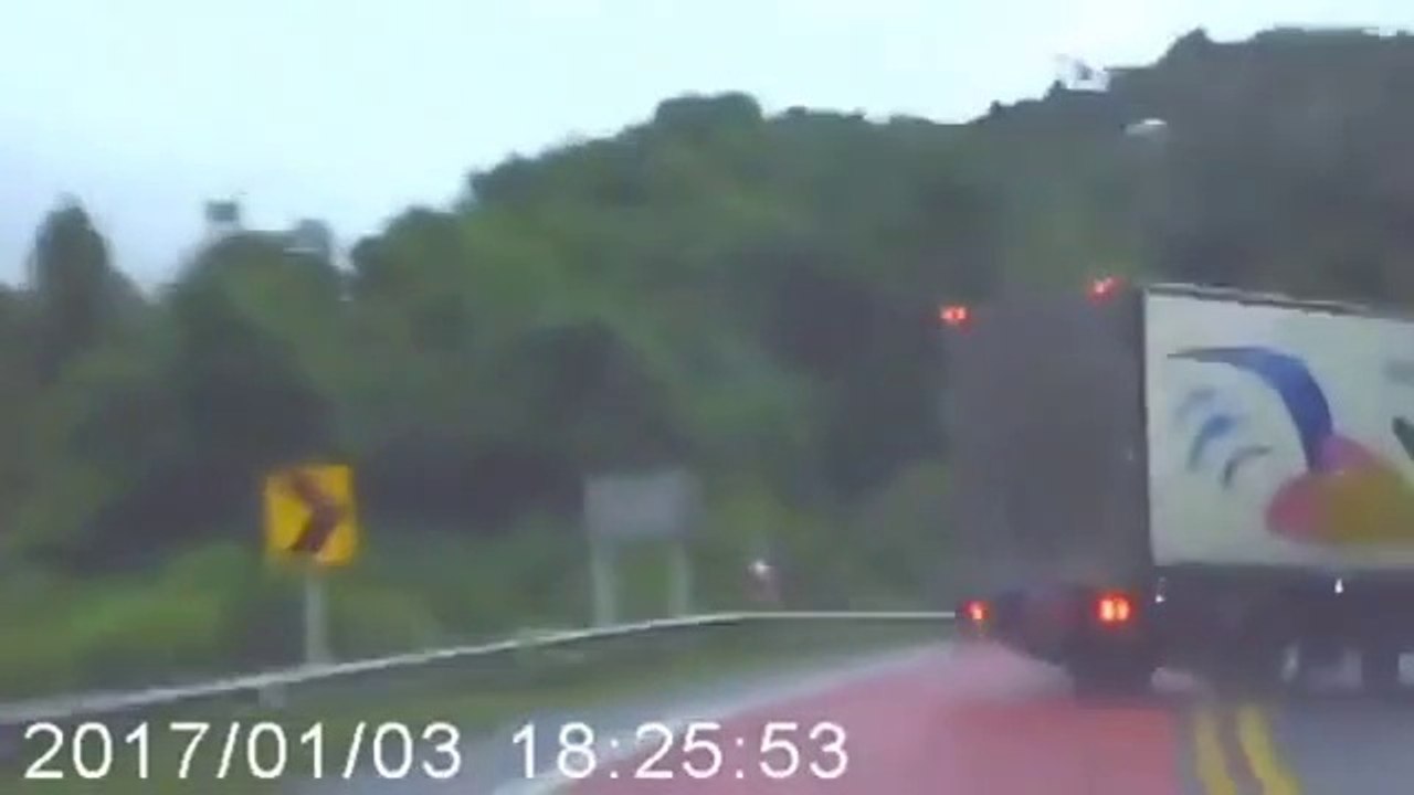 Un camion part en tête à queue puis reprend sa route tranquillement