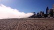 Un nuage de brouillard vient  subitement envahir une plage