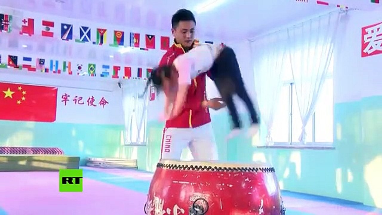 Regardez cette fillette enchainer les saltos à l'entrainement. Dingue...