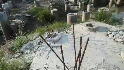 Old concrete piles at the site - Bãi cọc bê tông trong công trường