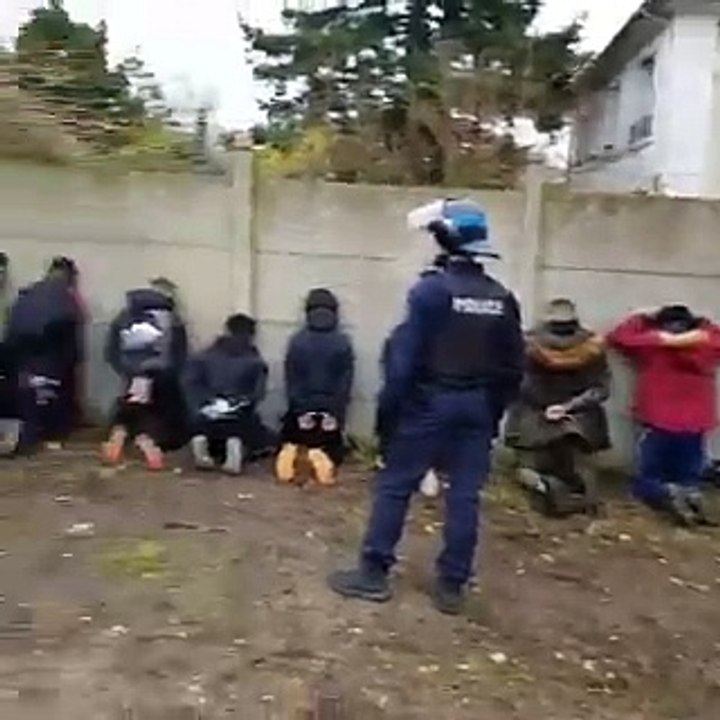 Polémique : Des dizaines d'élèves, à genoux mains sur la tête, certains la tête contre le mur, sous la surveillance de policiers armés