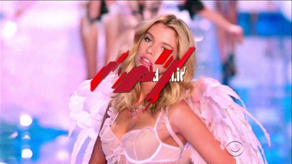 Model Ini Melakukan Perawatan Tubuh dengan Ular Piton