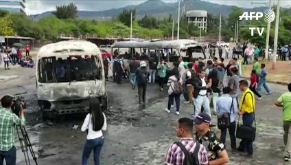 Universitarios encapuchados incendian autobuses en Honduras