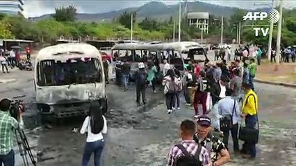 Universitarios encapuchados incendian autobuses en Honduras