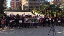Report Tv-Studentët e Vlorës nisin protestën para universitetit