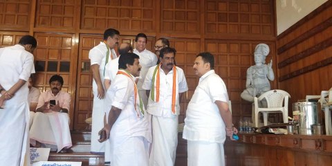 സത്യാഗ്രഹ സമരം തുടങ്ങി കുടുങ്ങി | #Sabarimala | Oneindia Malayalam