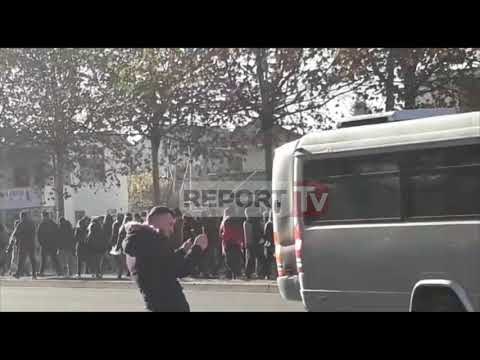 Studentët e Bujqësorit nisin marshimin drejt ministrisë së Arsimit