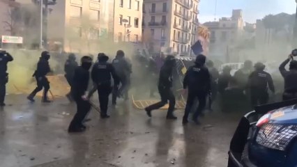 Los Mossos cargan contra los CDR cuando trataban de impedir un acto de Vox en Gerona