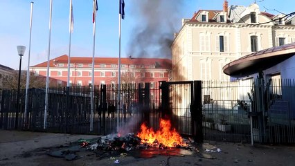 Devant le lycée Vaucanson à Grenoble vendredi 7 décembre