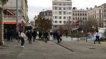 Affrontements entre jeunes manifestants et les forces de l'ordre place Dorian