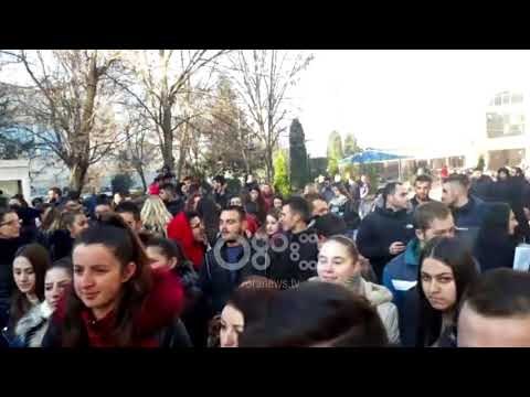 Ora News - Protestojnë edhe studentët në rrethe, Elbasani dhe Durrësi i bashkohen Tiranës