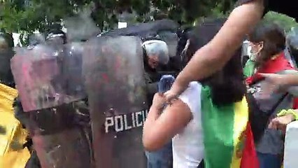 Bolivianos se enfrentan a policía en protestas contra Morales