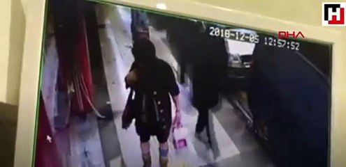 سيدة تركية تسرق بطانية قطة بالشارع