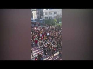 Ora News - Marshimi i studentëve në shesh për të drejtat dhe kërkesat e tyre