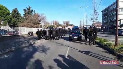 Des renforts de la gendarmerie mobile viennent d'arriver route de Tarascon.