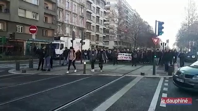 Environ 200 lycéens manifestent ce matin sur le cours Jean-Jaures.