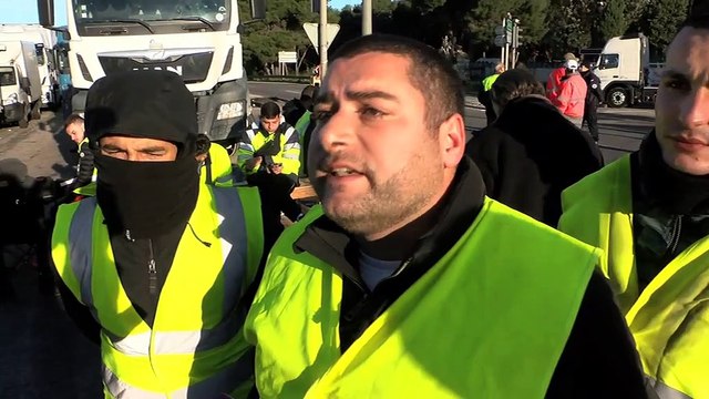Des gilets jaunes expliquent pourquoi ils bloquaient la RN 568 ce matin à Port-de-Bouc.