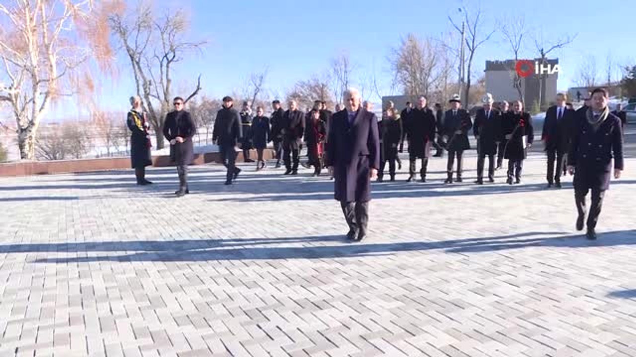 TBMM Başkanı Yıldırım'dan Cengiz Aytmatov'un Kabrine Ziyaret- Yıldırım: "Halkın Gücü Tankın Gücünü...
