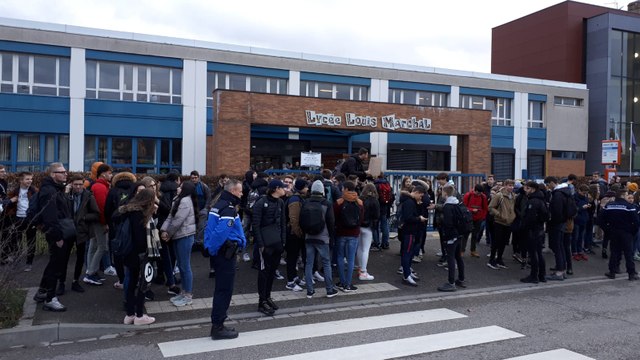 DNA - 130 à 150 lycéens entonnent la Marseillaise devant le lycée Louis Marchal de Molsheim