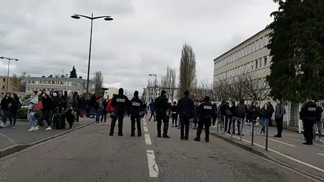 Tomblaine : 200 lycéens devant le lycée Varoquaux