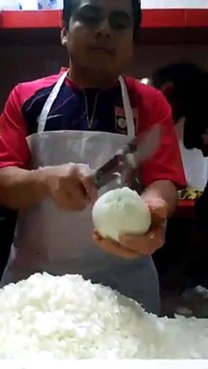 Mais qui coupe des oignons comme lui????