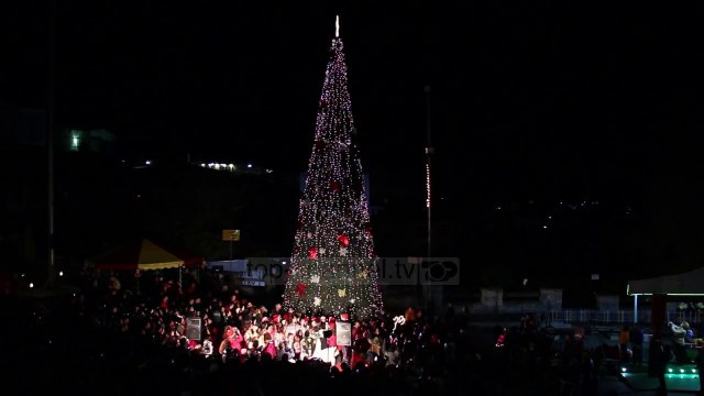 Festat e fundvitit, Gjirokastra ndez dritat e pemës - Top Channel Albania - News - Lajme