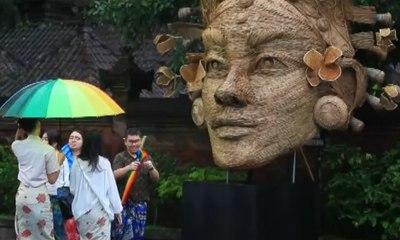 Patung Penari Rejang dari Anyaman Lidi jadi Primadona