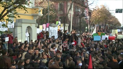 Ora News - Parrullat e studentëve: Duam pune, dije, jo pallavra qeverie