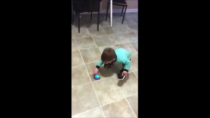 Elle achète une araignée électronique pour son fils mais va clairement regretter son choix en comprenant comment elle fonctionne