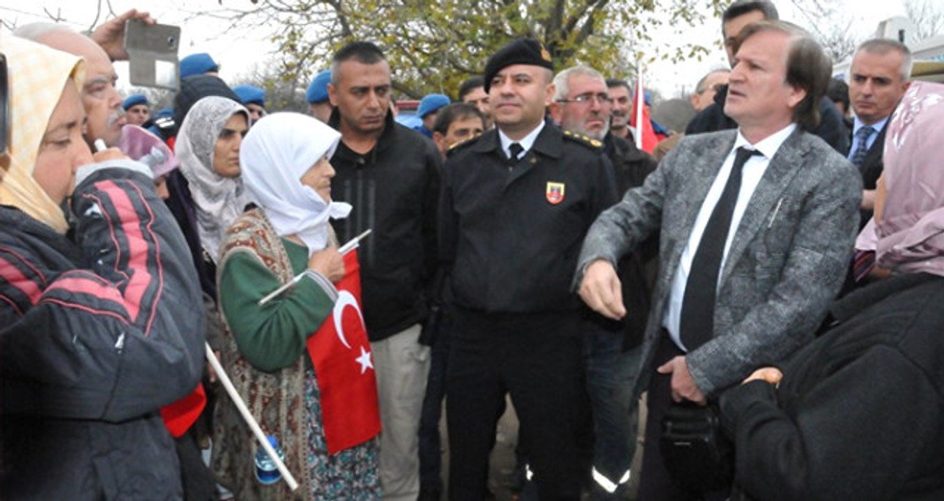 Vali Yardımcısından "Bize Neden Biber Gazı Sıktırıyorsunuz" Diyen Köylüye: Bir Şey Olmaz Ya!