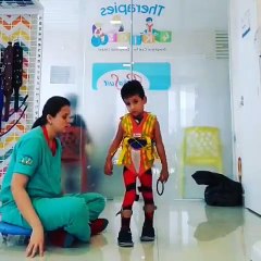 Une kiné pleure en voyant un enfant handicapé marcher pour la première fois