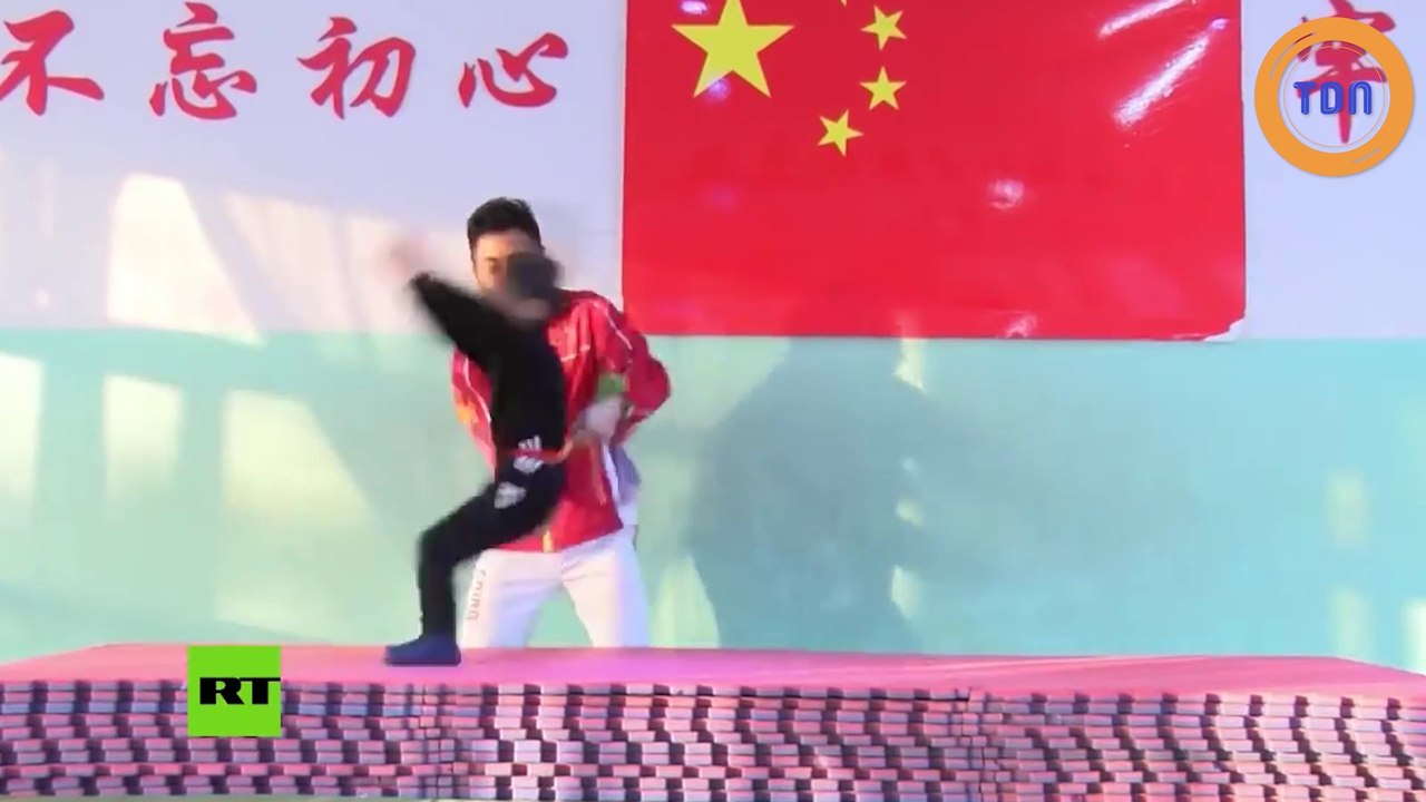 Une petite fille s'entraîne au saut de main et c'est déjà une vraie professionnelle !